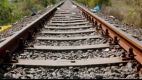 रेल्वेच्या रुळाखाली दगड का टाकले जातात? लॉजिक वाचून थक्कच व्हाल!.