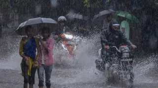 अचानक वारा सुटला… प्रचंड गडगडाट होताच एकच पळापळ… अर्ध्या महाराष्ट्रात धो धो…