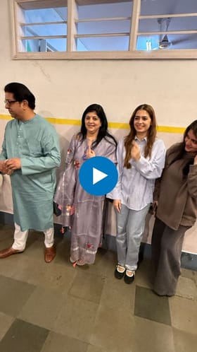 राज ठाकरे सहकुटुंब मतदानाला; दादरच्या बालमोहन शाळेत बजावला हक्क.