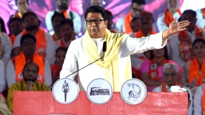 उद्धव ठाकरेंसमोरच राज ठाकरेंनी व्यक्त केली दिलगीरी, मुंबईतल्या भर सभेत नेमकं काय घडलं?