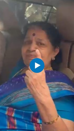 राज ठाकरे यांच्या मातोश्री मधुवंती ठाकरेंनी केलं मतदान.