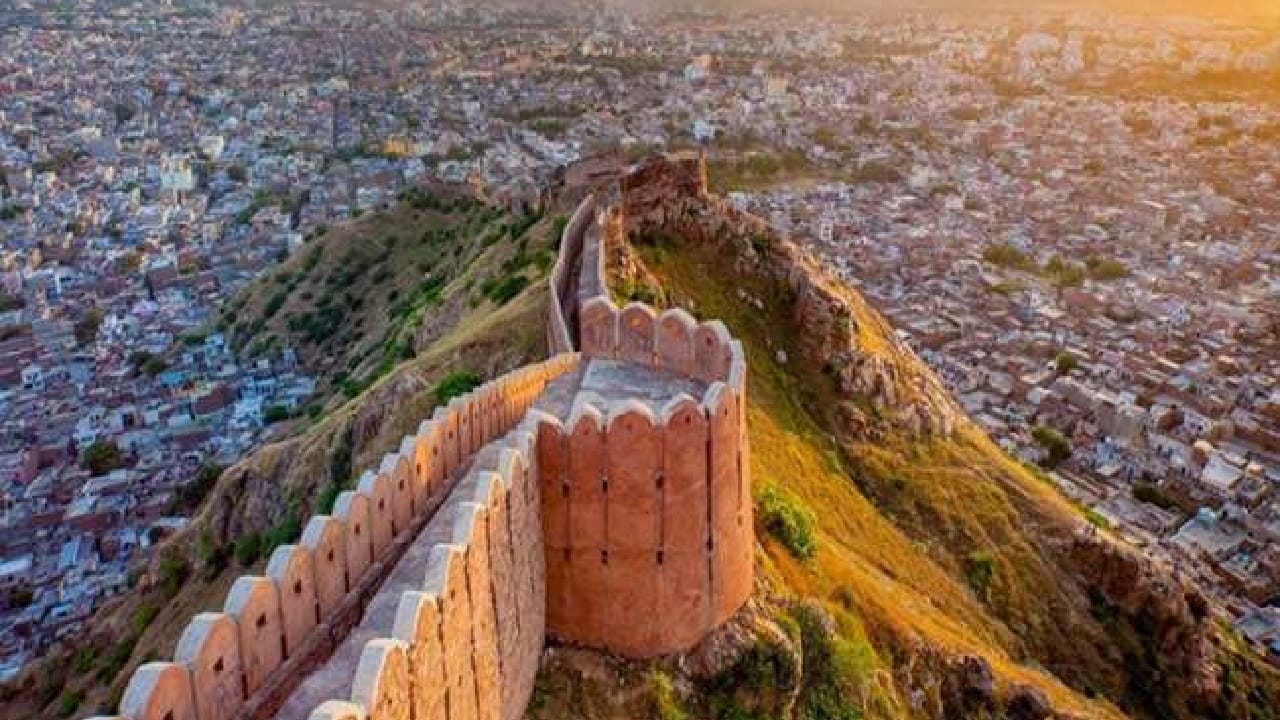 राजस्थानमधील जयपूर हे शहर ‘ऐतिहासिक वास्तू, राजेशाही किल्ले आणि रंगीबेरंगी बाजारपेठांमुळे पर्यटकांच्या नेहमीच पसंतीस उतरते. दिल्ली, मुंबई, अहमदाबाद आणि कोलकाता यांसारख्या प्रमुख शहरांशी जयपूरचे रेल्वे कनेक्शन अत्यंत मजबूत आहे. बजेटमध्ये फिरता येणारे, कुटुंब आणि मित्रांसाठी योग्य असलेले जयपूर हे ट्रेनने फिरण्यासाठी एक परफेक्ट ठिकाण मानले जाते.