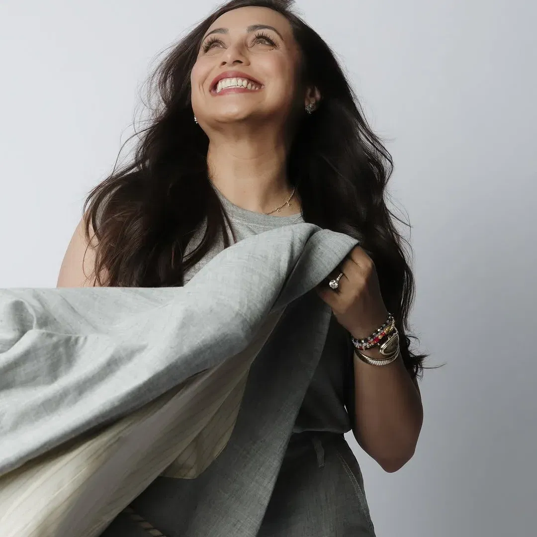 राणी मुखर्जी एका चित्रपटासाठी 7 कोटी रुपये चार्ज करते. मुंबईत ती पती आदित्य चोपडा आणि मुलीसह 30 कोटी किंमत असलेल्या घरात राहते. तिच्याकडे रेंज रोवर वोग, बीएमडब्लू 7 सीरीज, मर्सिडीज-बेंज S-क्लास आणि ऑडी A8 W12 सारख्या लग्जरी गाड्या आहेत.