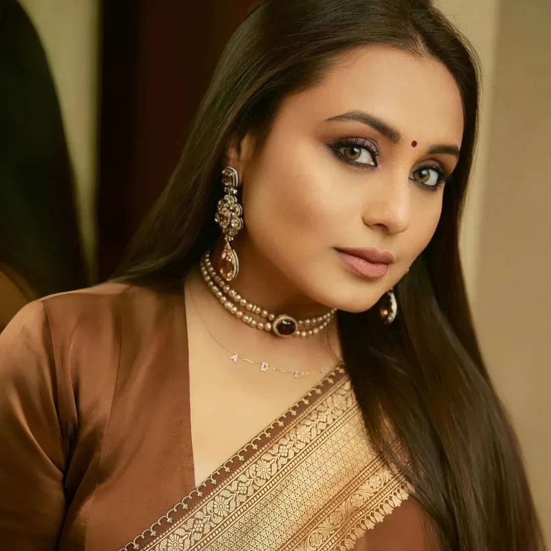 DNA आणि अन्य रिपोर्ट्स नुसार राणीची टोटल नेटवर्थ 206 कोटी रुपये आहे. तेच तिचा पती आदित्य चोपडाची नेटवर्थ 7400 कोटी रुपये आहे. म्हणजे राणी आणि तिच्या पतीच्या संपत्तीमध्ये 7200 कोटींच अंतर आहे.