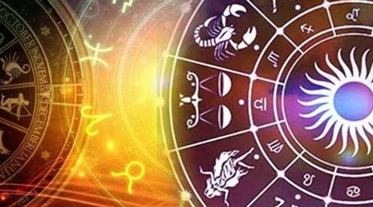 ज्योतिषशास्त्रानुसार 2027 साली शनी ग्रह गोचर करणार आहे. हा ग्रम मेष राशीत प्रेवेश करणार आहे. त्यामुळे शनी ग्रहाच्या या गोचरमुळे अनेक राशींचे नशीब फळफळणार आहे. कुंभ, सिंह, धनू राशी असणाऱ्या लोकांच्या आयुष्यात खूप चांगले दिवस येणार आहेत. त्यामुळे हे बदल नेमके काय असतील? ते जाणून घेऊ या...