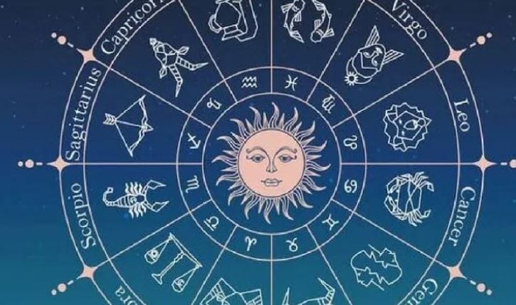 कुंभ राशीच्या लोकांना 2027 साली फार चांगले दिवस येतील. शनीच्या गोचरमुळे कुंभ राशीच्या लोकांमागे असलेली साडेसाती दूर होईल. खूप वर्षांपासून अडकून असलेली कामे मार्गी लागतील. आर्थिक तसेच करिअरच्या स्थितीत सुधारणा होईल. तुमचा आत्मविश्वास वाढेल. तसेच तुमच्या हातात पैसा खेळता राहील. 