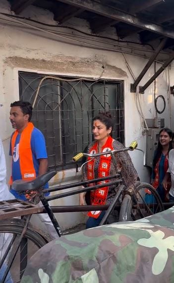 सध्या राज्यभरात महानगरपालिका निवडणुकीची रणधुमाळी चालू आहे. प्रत्येक पक्ष पूर्ण ताकदीने प्रचार करतोय. मुंबई महानगरपालिकेची निवडणूक तर राज्यात चर्चेच्या केंद्रस्थानी आहे. मुंबईच्या पालिकेवर आपल्याच पक्षाचा झेंडा फडकवण्यासाठी प्रत्येक पक्ष कामाला लागला आहे. 