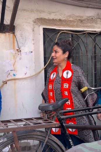 जास्तीत जास्त लोकांपर्यंत पोहोचता यावे यासाठी राजकीय पक्ष वेगवेगळ्या क्षेत्रातील चर्चेतल्या आणि प्रसिद्ध चेहऱ्यांना प्रचारात सहभागी होण्यासाठी आवाहन करत आहेत. सध्या मुंबईत एक बडी अभिनेत्री थेट उद्धव ठाकरे यांच्या पक्षाच्या उमेदवाराच्या प्रचार मोहिमेत उतरली आहे. 