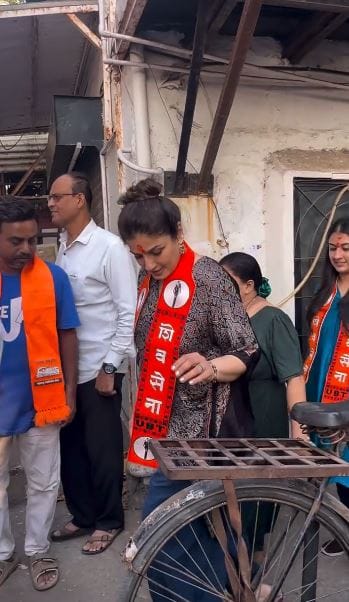 या प्रसिद्ध अभिनेत्रीचे नाव रवीना टंडन असे आहे. सध्या सोशल मीडियावर रवीना टंडनचे काही फोटो आणि व्हिडीओ व्हायरल होत आहेत. या व्हिडीओमध्ये रवीना टंडना शिवसेनेच्या ठाकरे गटाचा प्रचार करताना दिसत आहे.