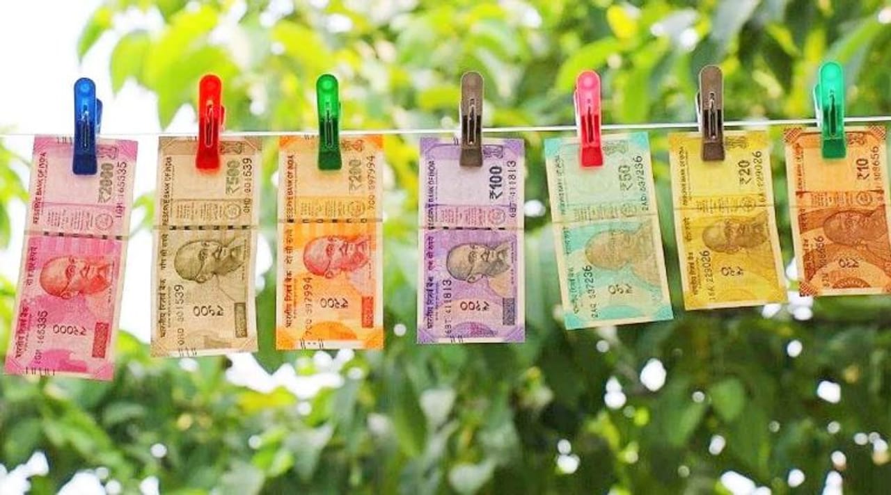 जेव्हा महागाई वाढते तेव्हा नोकऱ्या कमी होतात. सोबतच सामान्य लोकांच्या खिशाला जास्त झळ बसते. त्यामुळेच अशा स्थितीत भारताची रिझर्व्ह बँक ऑफ इंडिया पैसे छापून लोकांच्या हातात पैसे का देत नाही? असा प्रश्न विचारला जातो. सोबतच आरबीआयकडे नोटा छापण्याचा अधिकार असेल तर भरपूर साऱ्य नोटा छापून आरबीआय देशावर असलेले कर्ज का कमी करत नाही? हादेखील प्रश्न उपस्थित केला जातो. त्यामुळेच आता आरबीआय आणि नोटा छापण्याचा अधिकार याविषयी जाणून घेऊ या... 