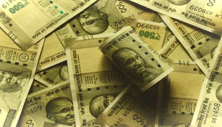 नोटाचे मूल्य कमी होऊ नये, हा विचार केंद्रस्थानी ठेवूनच आरबीआयला नोटा छापाव्या लागतात. नोटा छापण्याचा निर्णय आरबीआय एकट्याने घेऊ शकत नाही. या प्रक्रियेत केंद्र सरकारचीही भूमिका फार महत्त्वाची असते. सरकार आणि आरबीआय एकत्र मिळून नोटा छापायच्या की नाही, हे ठरवतात. 