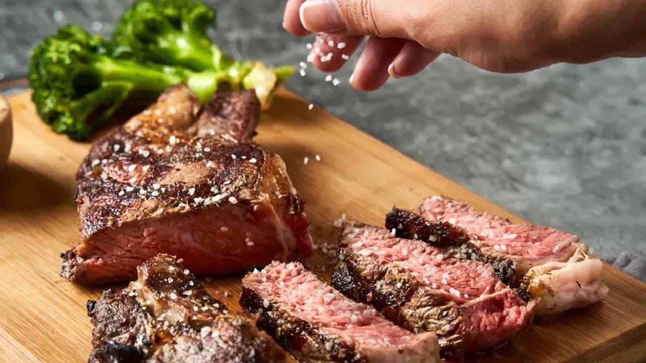 तुम्ही लाल मांस आठवड्यात 1 ते 2 वेळा खाऊ शकता. एका वेळेस सुमारे 80 ते 100 ग्रॅम शिजवलेले लाल मांस पुरेसे मानले जाते.आठवड्याला एकूण प्रमाण 300 ते 350 ग्रॅमपेक्षा जास्त नसावे, कारण जास्त प्रमाणात लाल मांस खाल्ल्यास वाईट कोलेस्ट्रॉल वाढण्याचा, हृदयविकाराचा आणि फॅटी लिव्हरचा धोका वाढू शकतो. 