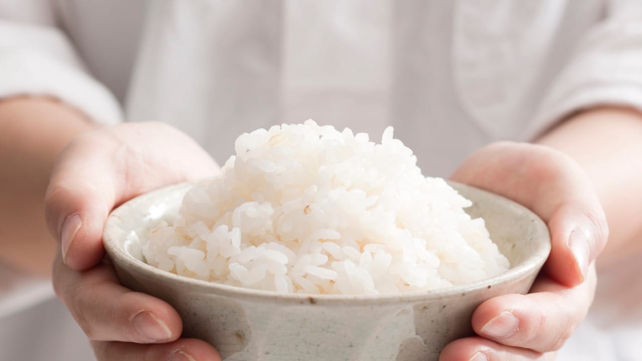 आयुर्वेद आणि काही आरोग्य तज्ज्ञांनुसार, शिळा भात हा निसर्गतः थंड असतो. उन्हाळ्याच्या दिवसांत रात्रीचा भात मातीच्या भांड्यात पाण्यात भिजवून ठेवल्यास आणि दुसऱ्या दिवशी खाल्ल्यास शरीरातील उष्णता कमी होण्यास मदत होते. याला 'फरमेंटेड राइस' असेही म्हणतात, जे पोटाच्या अल्सरवर गुणकारी ठरू शकते.