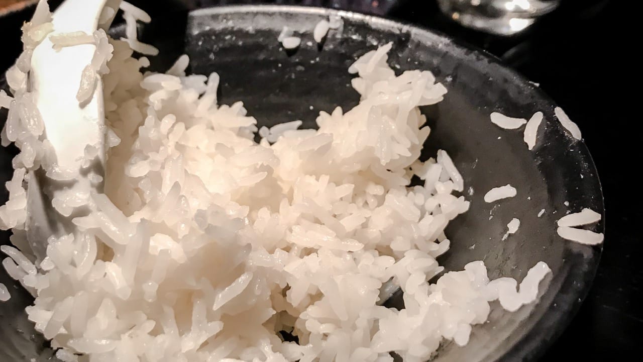 शिळा भात पुन्हा गरम करताना तो वाफ येईपर्यंत चांगला गरम करावा. मात्र, एकच भात वारंवार गरम करणे टाळावे, कारण यामुळे विषबाधेचा धोका वाढतो. जर योग्य पद्धतीने फ्रिजमध्ये ठेवला असेल, तर तो ३ ते ४ दिवस आरामात वापरता येतो.