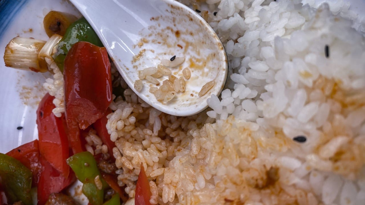 त्यामुळे भात शिजल्यानंतर साधारण एक ते दोन तासांच्या आत तो फ्रिजमध्ये ठेवायला हवा. डॉक्टरांच्या मते, भात शिजवून तो थंड केला की त्यात रेझिस्टंट स्टार्च तयार होतो.