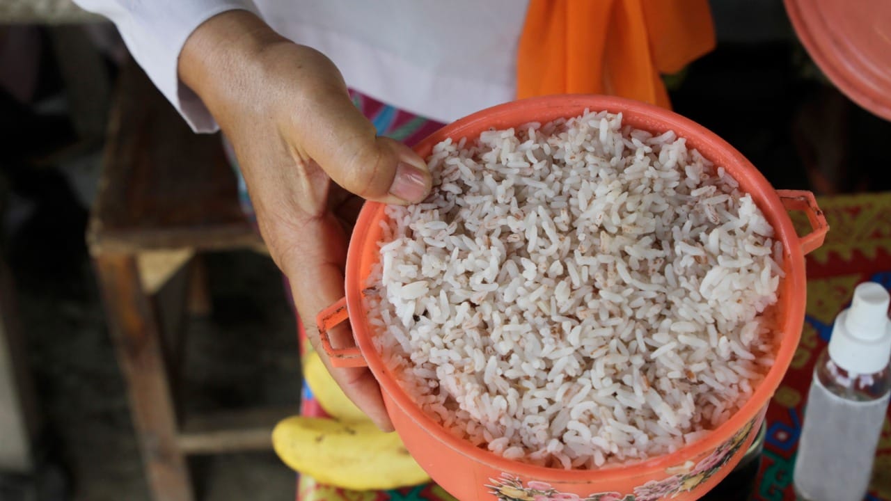 डॉ. राजन यांच्या मते, शिळा भात खाणे आरोग्यासाठी चांगले. पण त्यासाठी तो साठवण्याची पद्धत योग्य असणे अत्यंत गरजेचे आहे. कच्च्या तांदळात काही असे बॅक्टेरिया असतात जे शिजवल्यानंतरही पूर्णपणे मरत नाहीत. जर भात शिजल्यानंतर जास्त वेळ बाहेर ठेवला, तर हे बॅक्टेरिया वेगाने वाढू लागतात. यामुळे फूड पॉयझनिंग होऊ शकते.