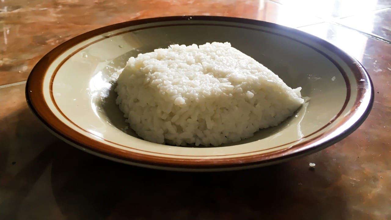 काहींच्या मते शिळा भात खाल्ल्याने  पोट बिघडते, तर काही जण तो थंड करून खाणे फायदेशीर मानतात. या विषयावर यूकेमधील प्रसिद्ध सर्जन डॉ. करण राजन यांनी महत्त्वाची माहिती शेअर केली आहे.