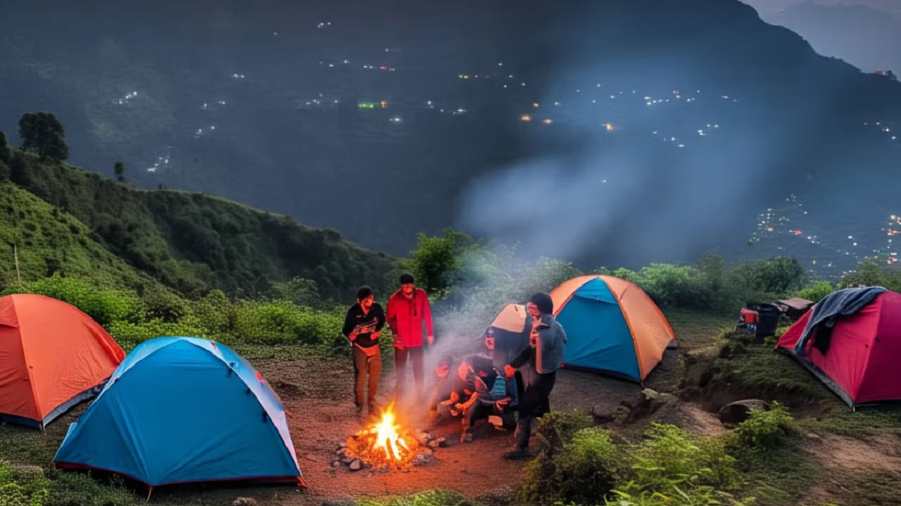 रिमबिकहून दिसणारा कंचनजंगा पर्वताचा अद्भुत नजारा पाहून कोणालाही भुरळ पडते. यासोबतच, दूरवर पसरलेले हिरवेगार टी गार्डन्स या ठिकाणाला जणू एखाद्या सुंदर पेंटिंगसारखे रूप देतात. निसर्गप्रेमी आणि फोटोग्राफीची आवड असणाऱ्यांसाठी रिमबिक हे एक स्वर्गच आहे.