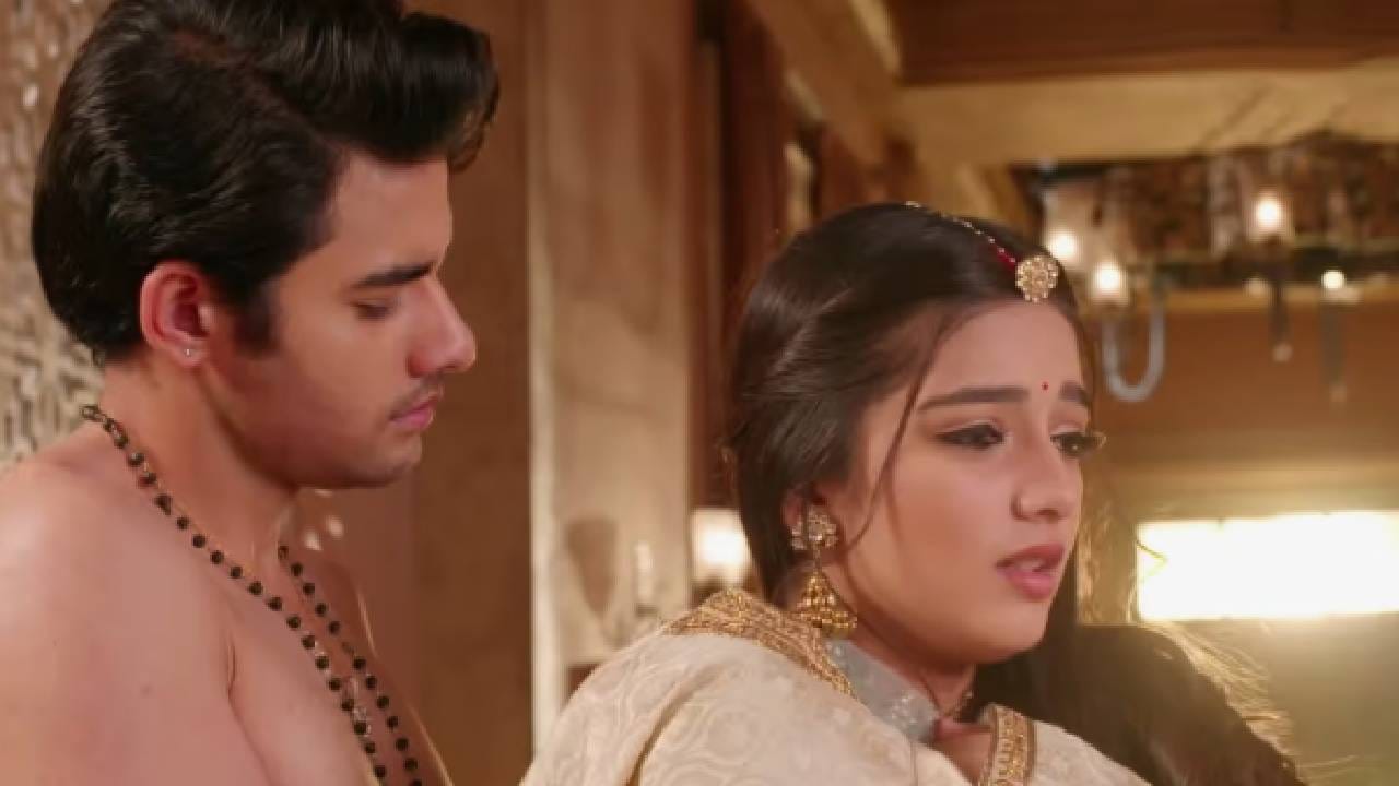 'रिमझिम: छोटी उमर बडा सफर' यामालिकेच्या बुधवारच्या (28 जानेवारी) एपिसोडमध्ये एक इंटीमेट सीन दाखवण्यात आला होता. यामध्ये समीर (हिमांशु अवस्थी) रिमझिमसमोर (यशिका शर्मा) त्याचा शर्ट काढतो आणि तिला स्वत:कडे खेचतो. रिमझिमच्या ब्लाऊजची बटणं उघडी असल्याने तो तिला शर्ट घालतो. 
