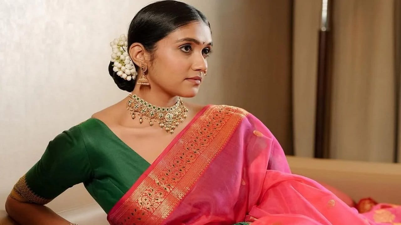 रिंकू कायम सोशल मीडियावर सक्रिय असते. सोशल मीडियावर तिच्या चाहत्यांची संख्या देखील फार मोठी आहे. चाहत्यांच्या संपर्कात राहण्यासाठी अभिनेत्री कायम स्वतःचे फोटो आणि व्हिडीओ सोशल मीडियावर पोस्ट करत असते.