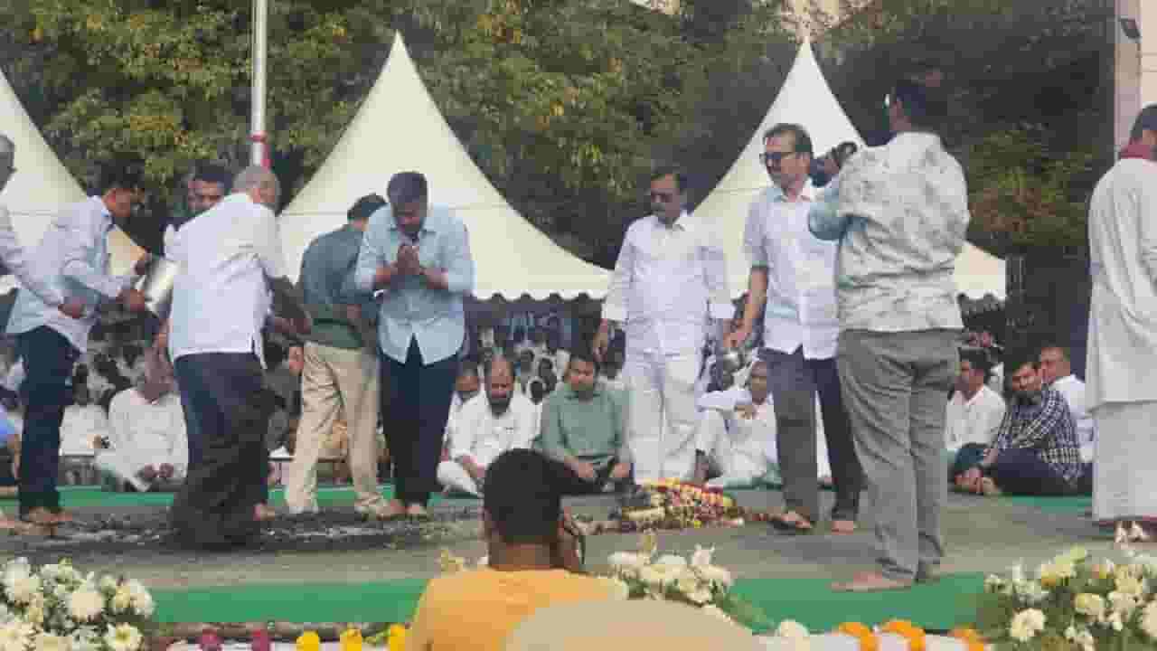 Rohit Pawar Post : डोकं सुन्न झालंय... मन बर्फासारखं थिजलंय... दादा तुम्हाला घट्ट मिठी मारायचीय; रोहित पवारांची मनाला भिडणारी भावनिक पोस्ट