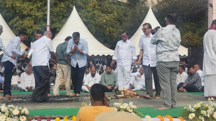 Rohit Pawar Post : डोकं सुन्न झालंय... मन बर्फासारखं थिजलंय... दादा तुम्हाला घट्ट मिठी मारायचीय; रोहित पवारांची मनाला भिडणारी भावनिक पोस्ट Rohit Pawar Post : डोकं सुन्न झालंय... मन बर्फासारखं थिजलंय... दादा तुम्हाला घट्ट मिठी मारायचीय; रोहित पवारांची मनाला भिडणारी भावनिक पोस्ट