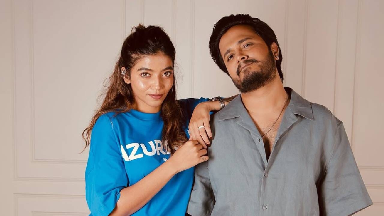 रोहित राऊतने 2022 मध्ये गायिका जुईली जोगळेकरशी लग्न केलं. लग्नापूर्वी हे दोघं लिव्ह-इन रिलेशनशिप राहत होते. यामागचं कारण रोहितने नुकत्याच दिलेल्या एका मुलाखतीत सांगितलं. या मुलाखतीत रोहित त्याच्या खासगी आयुष्याबद्दल मोकळेपणे व्यक्त झाला.