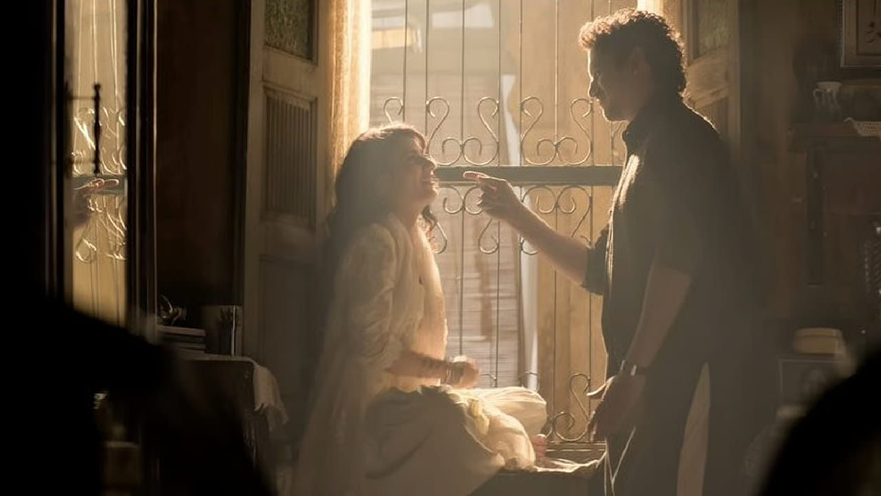 थिएटरमध्ये हा चित्रपट फ्लॉप ठरला असला तरी OTT प्लॅटफॉर्मवर हा चित्रपट रिलीज होताच त्याने प्रचंड लोकप्रियता मिळवली. विजय वर्मा आणि फातिमा सना शेख यांची प्रमुख भूमिका असलेला ‘गुस्ताख इश्क’ हा चित्रपट 28 नोव्हेंबर 2025 रोजी चित्रपटगृहात प्रदर्शित झाला.