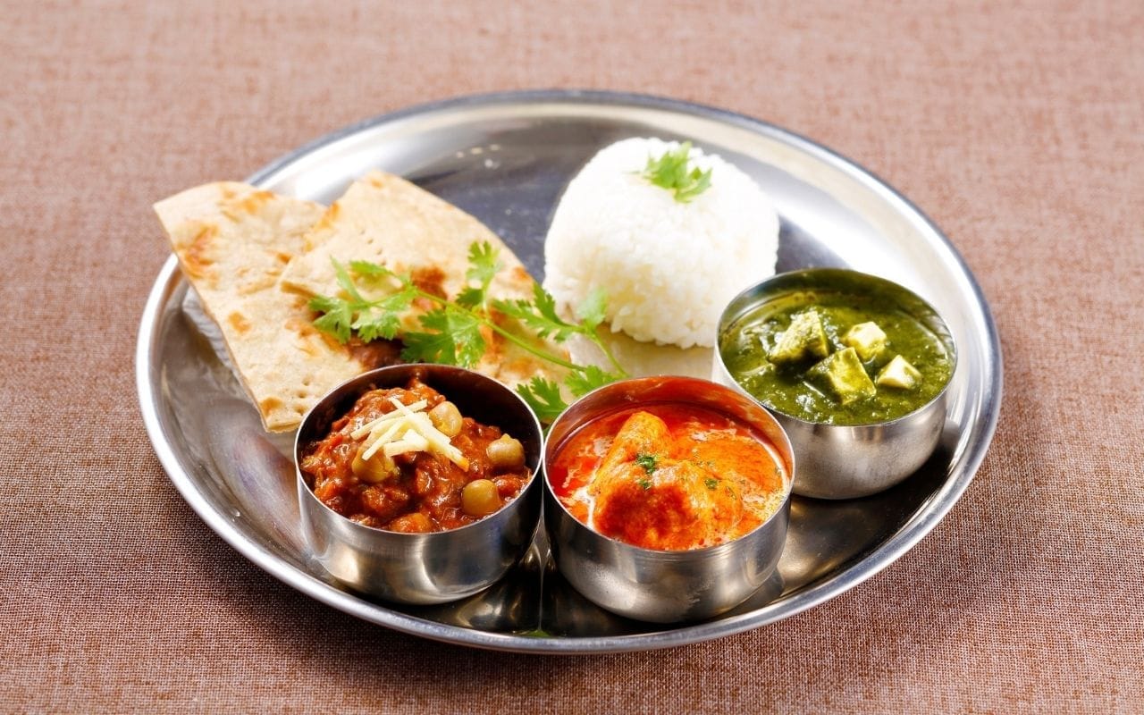 मोजून पोळ्या केल्याने घरात बरकत राहत नाही. तसेच अन्नाचा मान कमी होतो. वास्तुशास्त्रानुसार, पोळ्या मोजून केल्याने उत्पन्नाचे स्त्रोत कमी होतात आणि अनावश्यक खर्च वाढू लागतात.