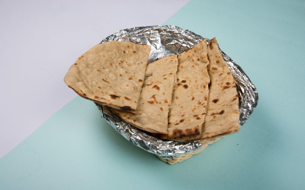 स्वयंपाकघरातील चपात्या मोजण्याच्या पद्धतीमुळे नकारात्मक ऊर्जा निर्माण होते, ज्याचा परिणाम घरातील सदस्यांच्या स्वभावावर होतो. यामुळे विनाकारण वाद आणि तणाव वाढू शकतो.