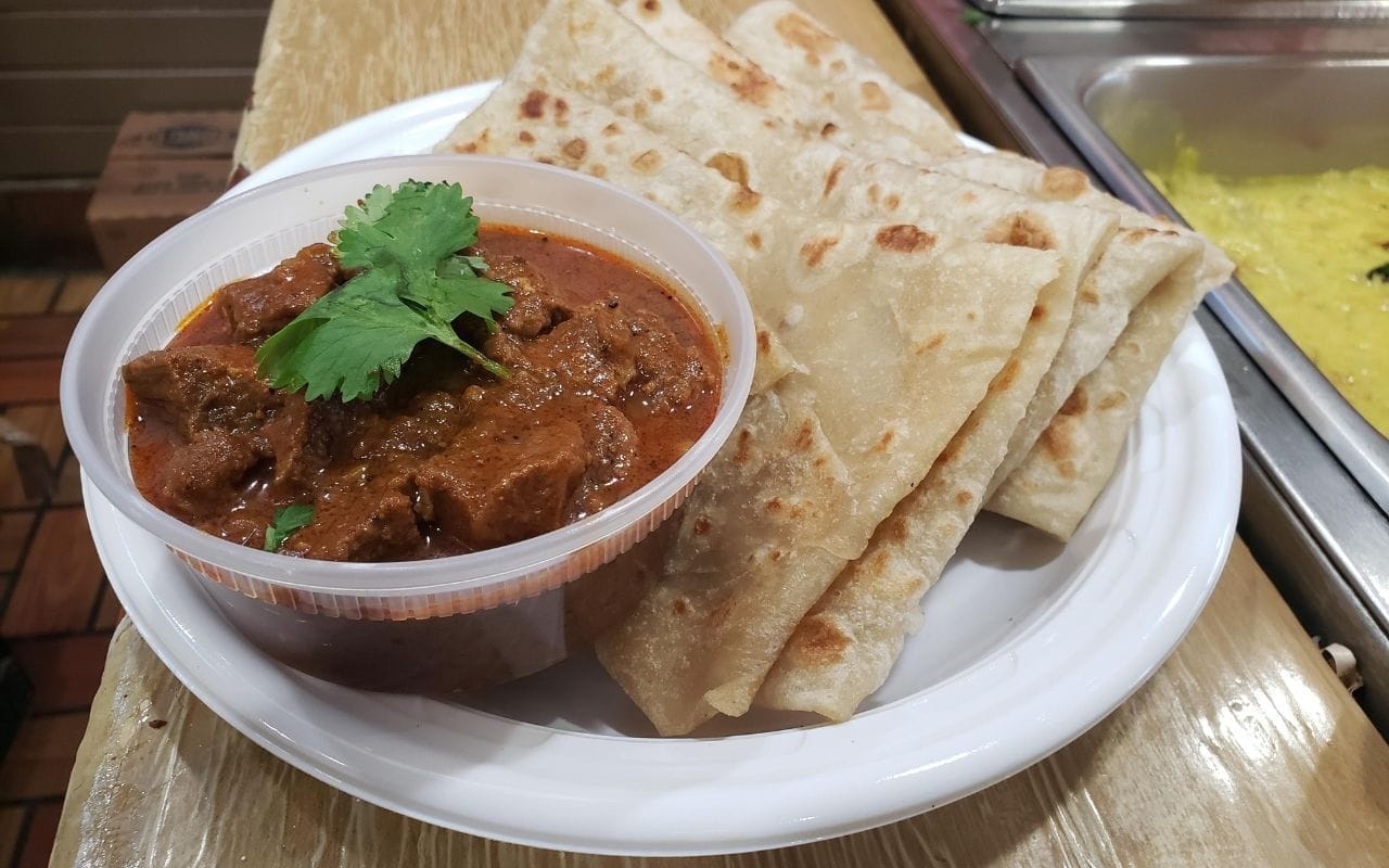 अन्नाचा आदर न केल्याने घरातील सुख-समृद्धीवर विपरित परिणाम होतो. नेहमी पहिली पोळी गाईसाठी काढावी, यामुळे वास्तुदोष दूर होतात. कुटुंबाच्या गरजेपेक्षा नेहमी दोन-तीन पोळ्या जास्तच कराव्यात.