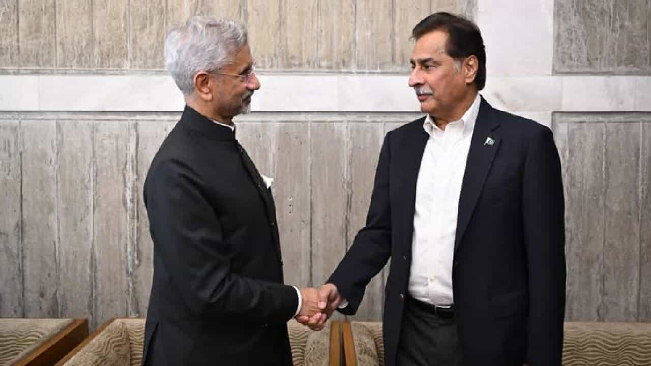 India Pakistan Relations : पाकिस्तान घासतोय भारतापुढे नाक, मैत्री करण्यास उतावीळ, बांगलादेशातील एका फोटोच्या आधारे मोठा दावा!