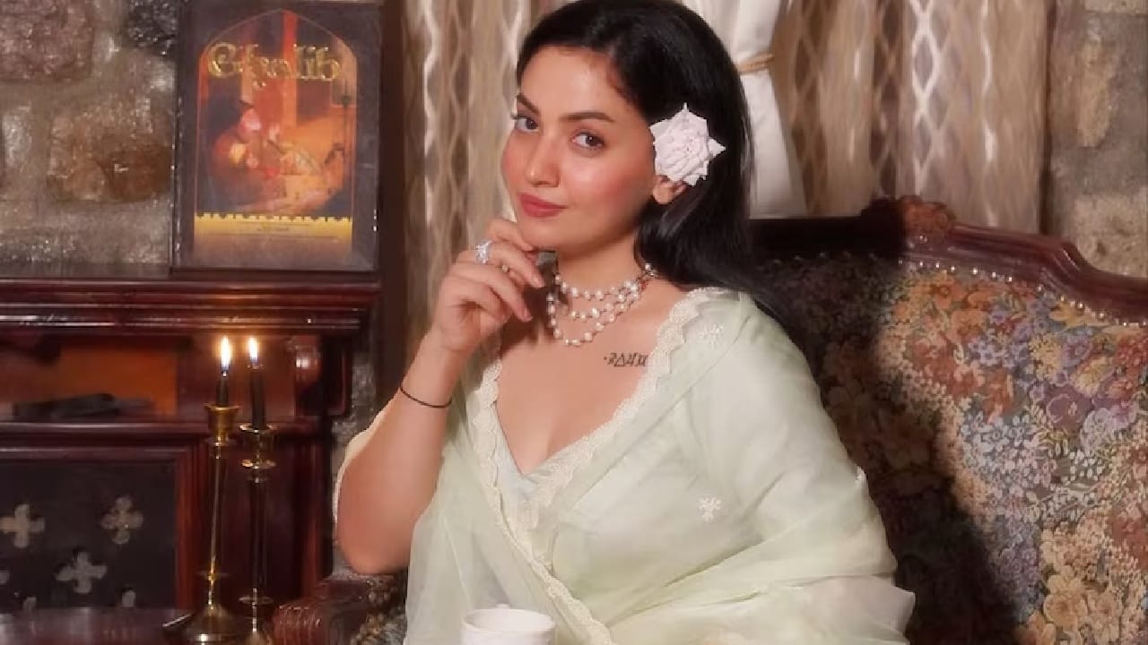 या स्पर्धक दुसरी तिसरी कोणी नसून ती मॉडेल सदाफ शंकर आहे. ती मूळची अफगाणिस्तानची आहे. ती प्रेमाच्या शोधात या शोमध्ये सहभागी झाली आहे. गेल्या 10 वर्षांपासून ती भारतात राहत आहे. 