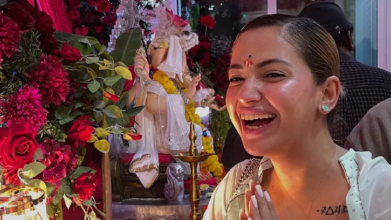  तिने स्वत: सांगितले की ती शिवभक्त आहे. हे ऐकून उपस्थित करण आणि तेथील सर्वजण आश्चर्यचकित झाले. ती 10 वर्षांपूर्वी मुंबईत आली. पण ती मुंबईकर नाही. 