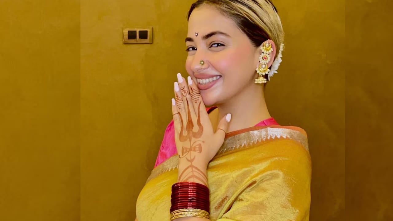 त्यावेळी करण तिला विचारतो की, तू मुस्लिम आणि अफगाणिस्तानची असून तुझे नाव शंकर का आहे? त्यावर ती म्हणाली की, ती भगवान शिव यांची मोठी भक्त आहे. त्यामुळे तिने तिच्या नावापुढे शंकर जोडले आहे. 