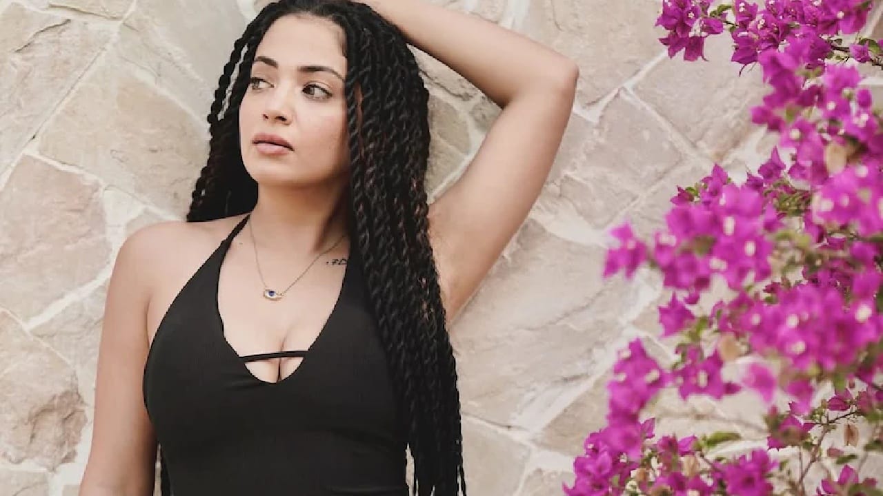 ती प्रेमाच्या शोधात या शोमध्ये आली आहे. तिला भारतीय पुरुष, त्यांच्या त्वचेचा रंग खूप आवडतो. त्यासोबतच ती भारतीय जेवणाची देखील चाहती आहे. 