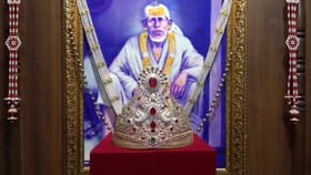 नववर्षाच्या पहिल्याच दिवशी साईबाबांना हिरेजडीत सुवर्ण मुकुट अर्पण....