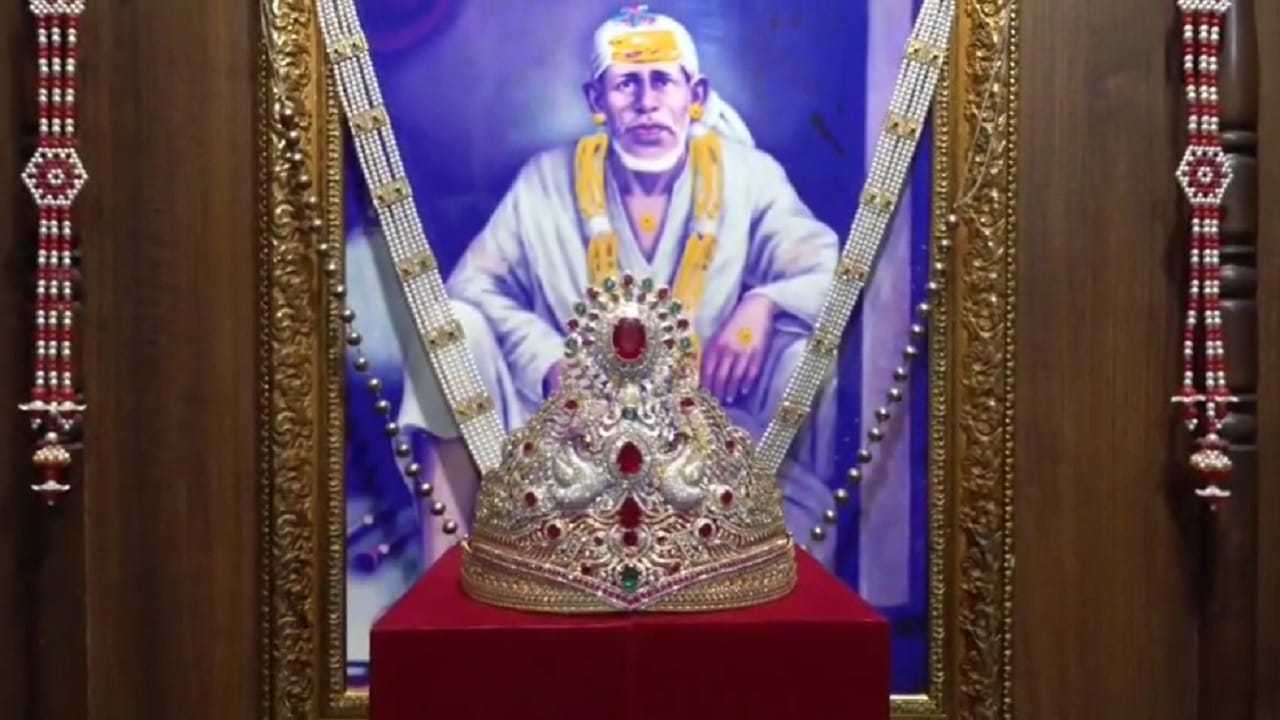 655 ग्रॅम वजनाचा तथा 80 लाख रुपये किमतीचा सुवर्ण मुकुट अर्पण साईबाबांना अर्पण करण्यात आला आहे. आकर्षक नक्षिकाम असलेला हिरे जडीत सुवर्ण मुकुट प्रचंड सुंदर दिसत आहे. 