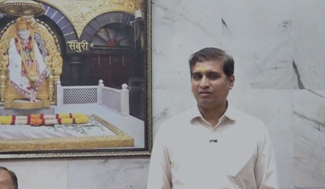  पूजा संपन्न झाल्यानंतर वाहनाची चावी अधिकृतरीत्या संस्थानकडे सुपूर्द करण्यात आली.याप्रसंगी साईबाबा संस्थानच्या वतीने मुख्य कार्यकारी अधिकारी गोरक्ष गाडीलकर यांनी टाटा मोटर्स, पुणे रिजनच्या सर्व डिलर्स यांचा शाल, श्रीफळ देऊन सत्कार केला.