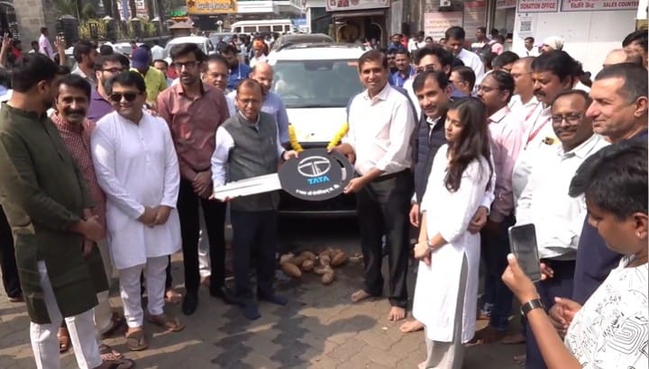  टाटा मोटर्स, पुणे रिजन येथील सर्व अधिकृत डिलर्स यांच्या वतीने ही देणगी देण्यात आली. साईबाबा संस्थानचे मुख्य कार्यकारी अधिकारी गोरक्ष गाडीलकर यांच्या तसेच टाटा मोटर्सच्या डिलर्स यांच्या उपस्थितीत यावेळी वाहनाची विधीवत पुजा पार पडली.