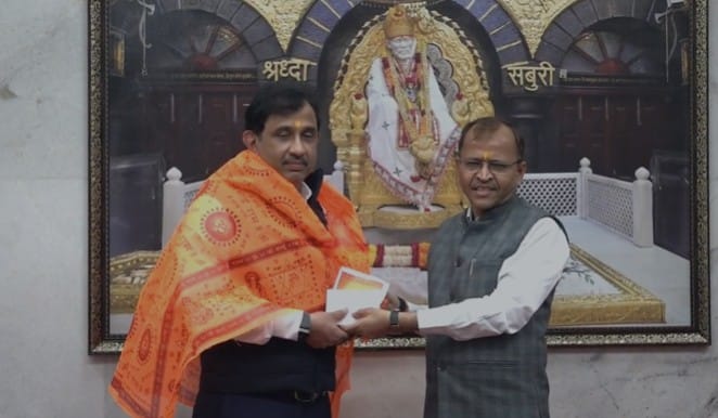 टाटा मोटर्स, पुणे रिजनच्या डिलर्सकडून साईबाबा संस्थानला ही 25 लाख 70 हजारांची टाटा सिएरा कार देणगी म्हणून अर्पण केली आहे.महाराष्ट्रात या कारची विक्री सुरु होण्याआधी ही पहिली कार साईचरणी अर्पण करण्यात आली आहे.