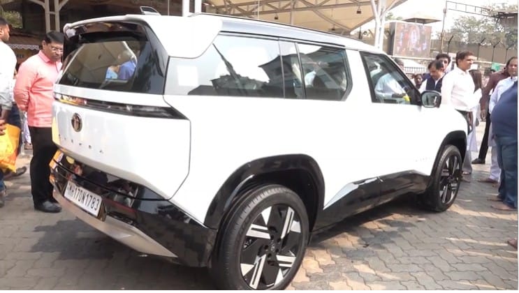  कार, दुचाकी तसेच विवीध वाहननिर्मिती क्षेत्रातील नामांकित कंपन्या आपले पहिले वाहन बाजारात विक्रीसाठी उतरवताना त्या वाहनास चांगले यश मिळावे या भावनेतून साईचरणी ते वाहन अर्पण करत असतात. 