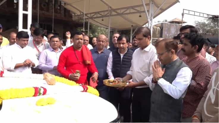 शिर्डीच्या साईबाबांच्या दरबारात भक्त दानधर्म करत असतात. मात्र, यंदा एका भक्ताने चक्क 25 लाख 70 हजारांची टाटा सिएरा कारची देणगी म्हणून दिली आहे.