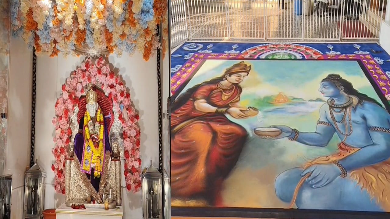 वर्ध्यात नववर्षानिमित्त साई मंदिरात आकर्षक सजावट करण्यात आली.  साई मंदिरात साकारली २५ बाय २५ फुटांची आकर्षक रांगोळी काढण्यात आली. साई मंदिरात आकर्षक सजावट करत विद्युत रोषणाई आकर्षक ठरतेय. 

