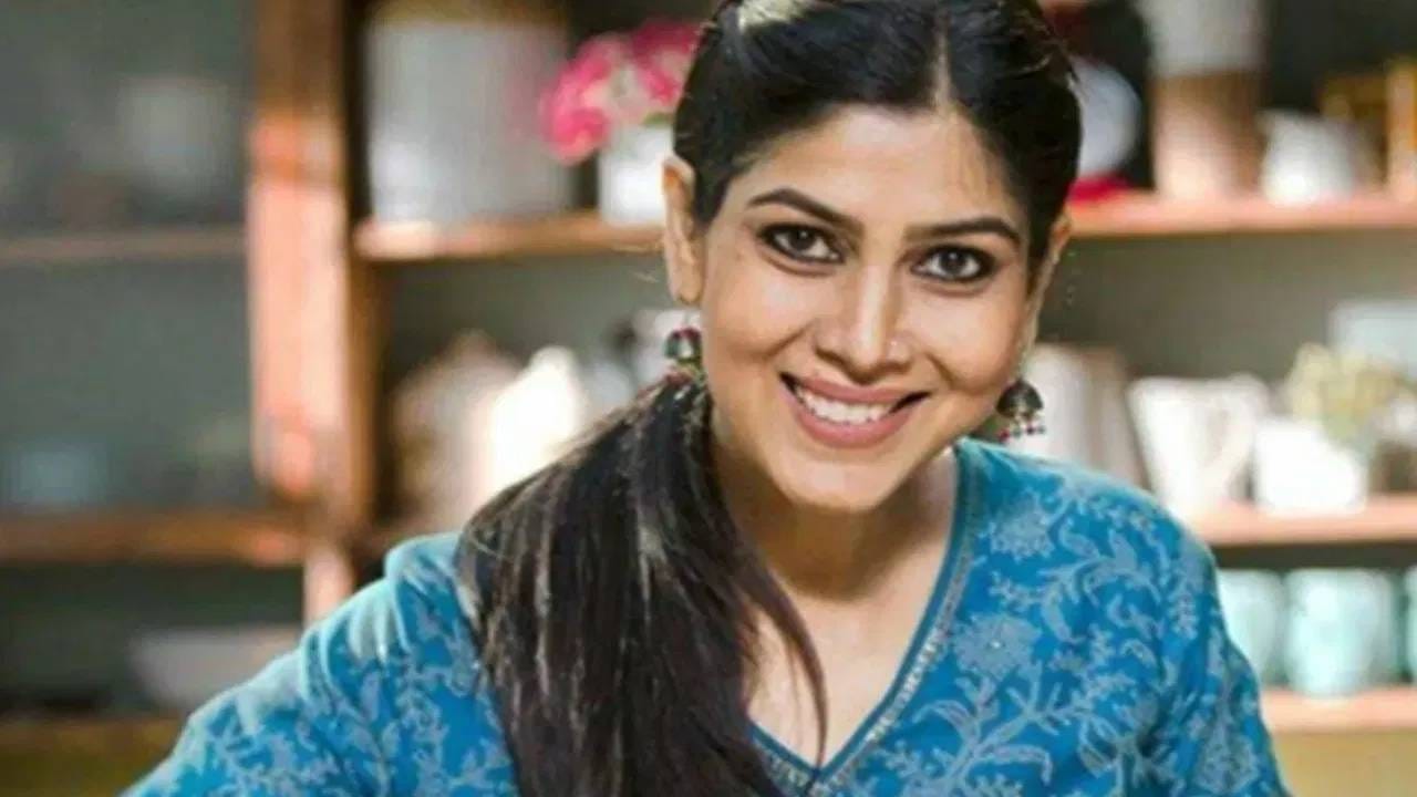 अमिताभ बच्चन यांच्या "कौन बनेगा करोडपती" या शोमध्ये साक्षीने खुलासा केला की दिल्ली विद्यापीठात शिक्षण घेतल्यानंतर तिने यूपीएससी परीक्षेची तयारीही केली. पण नशिबाने तिच्यासाठी वेगळेच नियोजन केले होते.