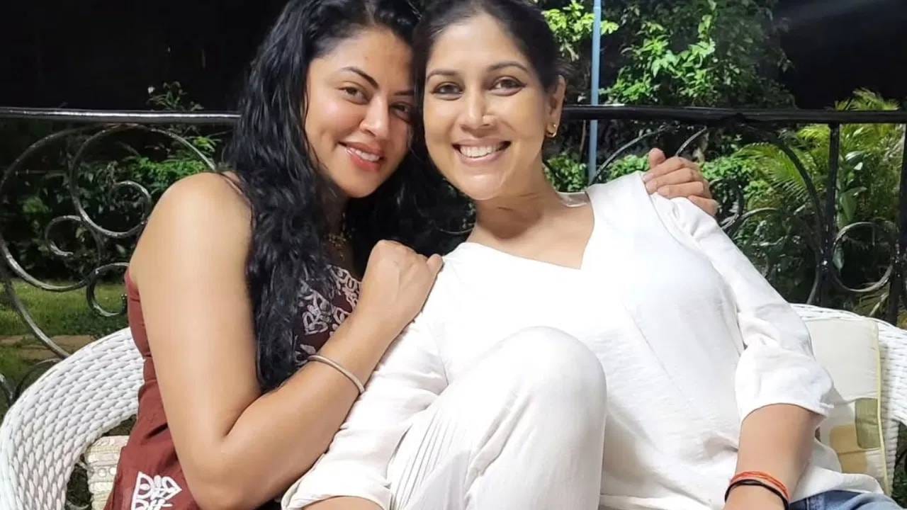 शिक्षण घेत असतानाच, साक्षीने दूरदर्शनवरील "अलबेला सूर मेला" या कार्यक्रमासाठी ऑडिशन दिली आणि नंतर तिची निवड झाली. मात्र 2000 साली आलेल्या "कहानी घर घर की" या मालिकेने तिला खरी ओळख मिळाली.