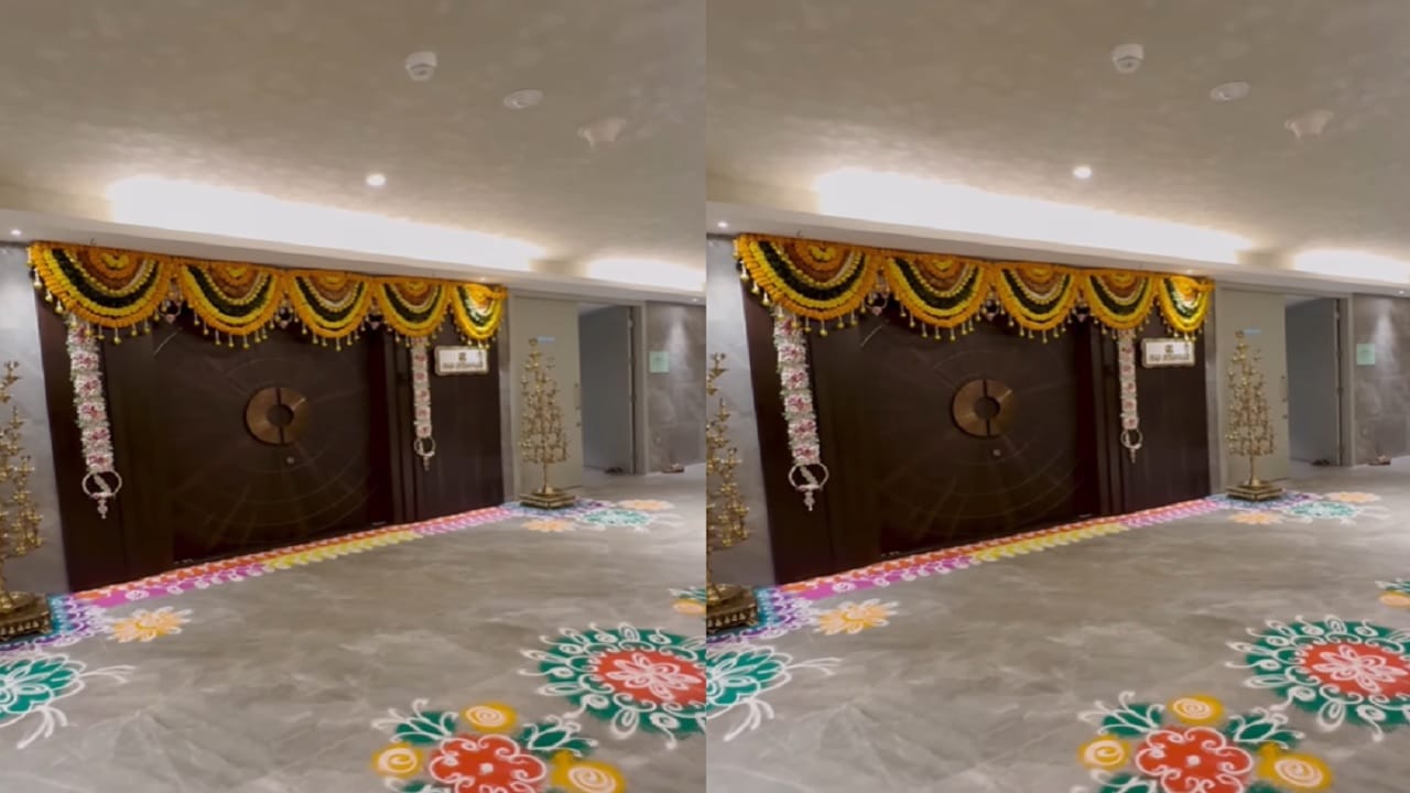 समाधान सरवणकर आणि अभिनेत्री तेजस्विनी लोणारी यांचं घर प्रचंड रॉयल आणि आलिशान आहे. त्यांच्या घरातील प्रत्येक कोपरा पांढऱ्या रंगाने  सजवण्यात आला आहे... त्यांच्या घराचा दरवाजाच भव्य आणि त्याला उत्तम रंगाची जोड देण्यात आली आहे.