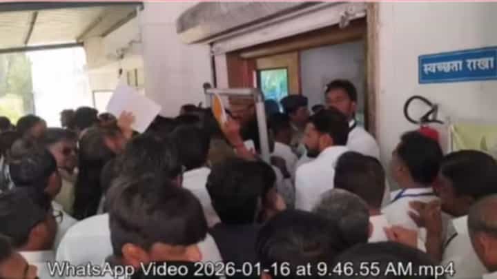 Sambhajinagar Muncipal Election : संभाजीनगरमध्ये मतमोजणी केंद्रावर गोंधळ! नेमकं काय घडलं? पाहा व्हिडीओ Sambhajinagar Muncipal Election : संभाजीनगरमध्ये मतमोजणी केंद्रावर गोंधळ! नेमकं काय घडलं? पाहा व्हिडीओ