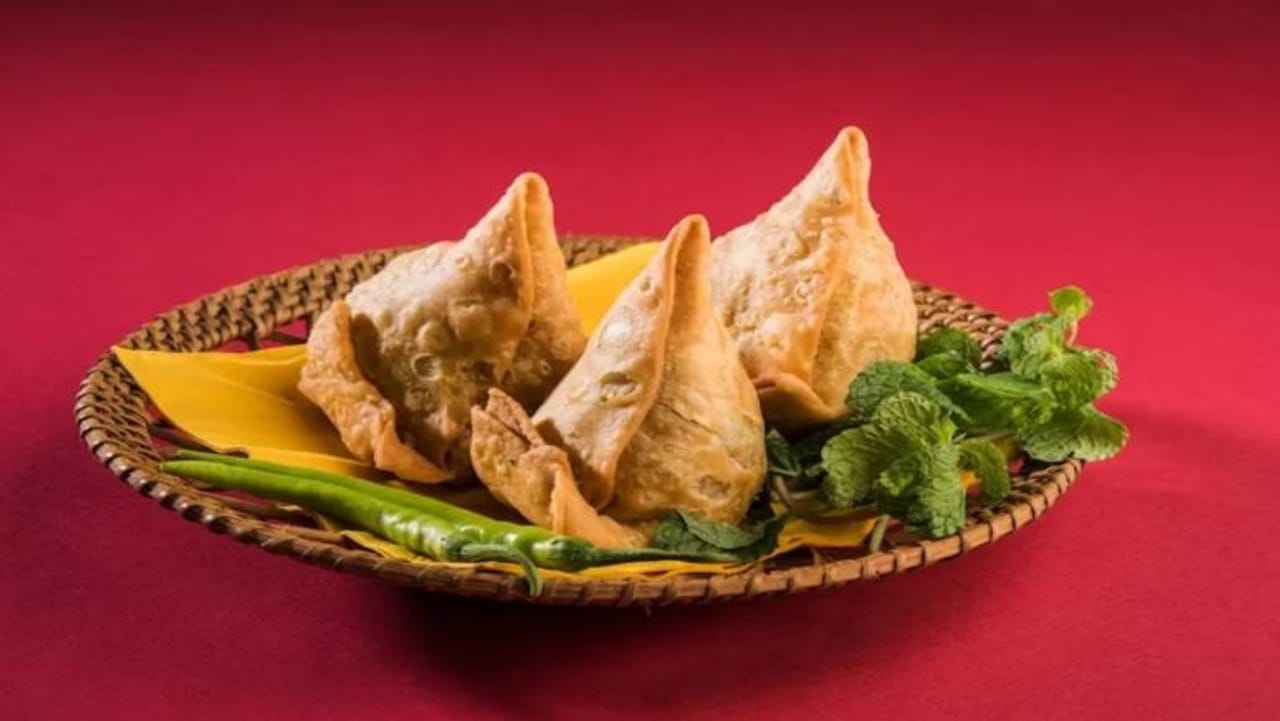 आजकाल समोसा म्हटलं की प्रत्येकाच्या तोंडाला पाणी येतं. भूक लागली की अगोदर तत्काळ खाण्यासाठी समोसा ऑर्डर केला जातो. भारतात जवळजवळ सगळीकडेच समोसा हा खाद्यपदार्थ आवडीने खाल्ला जातो. परंतु समोशाची निर्मिती भारतात झालेली नाही. याबाबत फारच कमी लोकांना माहिती आहे. 