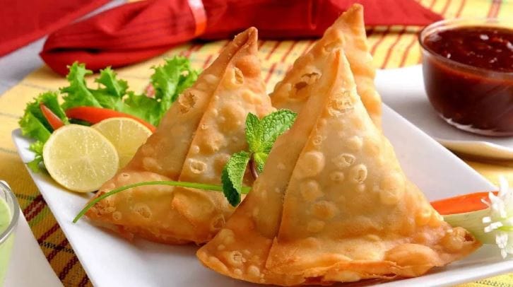 मानवी संस्कृतीत समोसा खूप अगोदरपासूनच खाल्ला जातो. पर्शियामध्ये अगदी दहाव्या शतकापर्यंत समोशाच्या नोंदी आढळतात. पर्शियात तेव्हा समोशाला सनबोगास असे म्हटले जात होते. नंतर हा खाद्यपदार्थ मध्य-पूर्वेपर्यंत आला. तेथे समोशाला संबुसाज असे म्हटले जात होते.